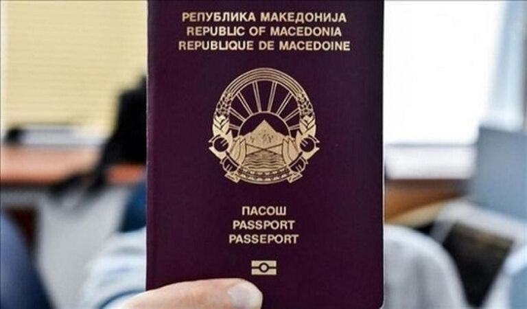 kuzey makedonya pasaportunu tutan bir el