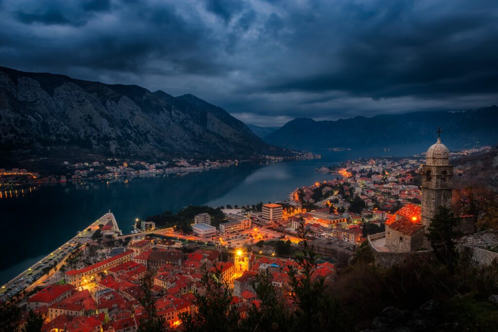 kotor körfezi gece fotoğrafı
