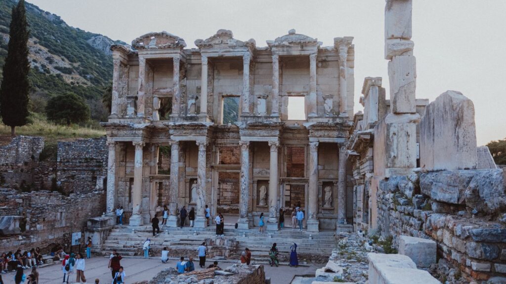 Efes Antik Kenti Celsus Kütüphanesi önünde ziyaretçiler