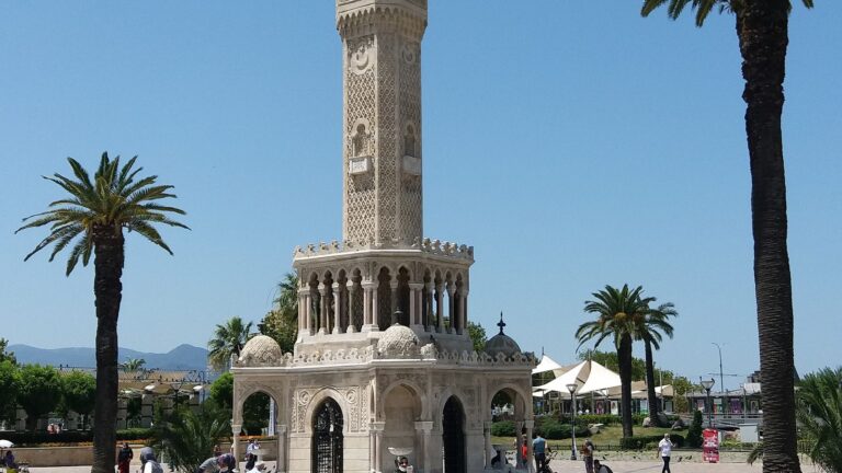 İzmir Konak Meydanı ve Saat Kulesi