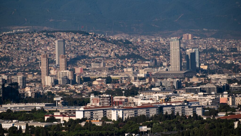 İzmir şehir manzarası ve körfez
