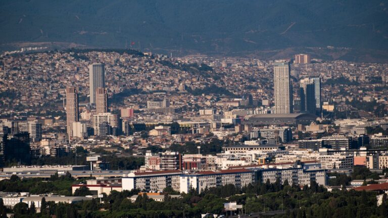 İzmir şehir manzarası ve körfez