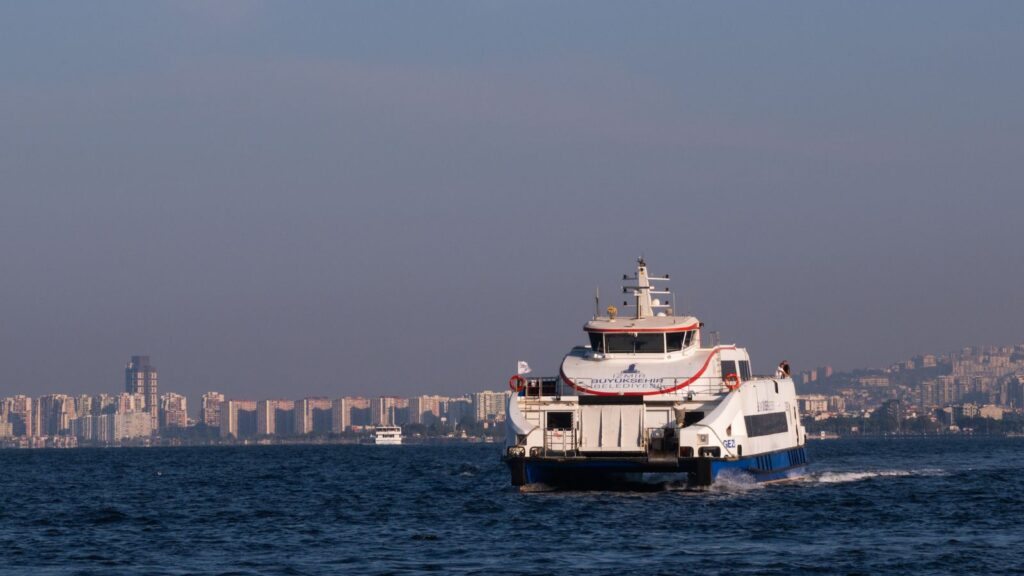 İzmir Körfezi'nde Karşıyaka seferi yapan vapur
