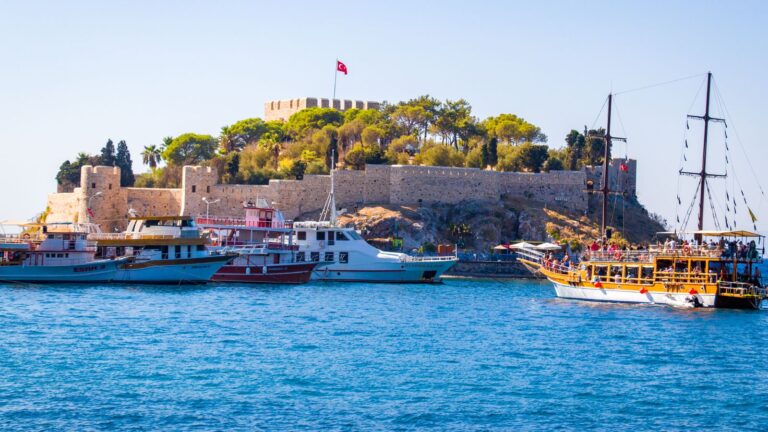 Kuşadası Güvercinada Kalesi ve limandaki tekneler